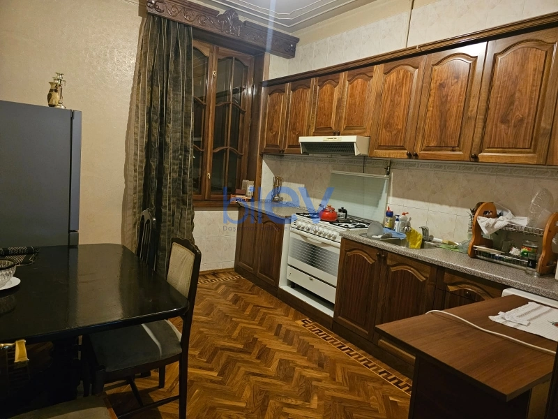 Aylıq Kirayə 3 otaqlı Köhnə Tikili bina evi  80m², Bakı
