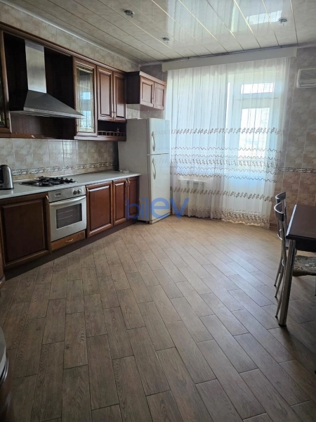Aylıq Kirayə 3 otaqlı Yeni Tikili bina evi  164m², Bakı