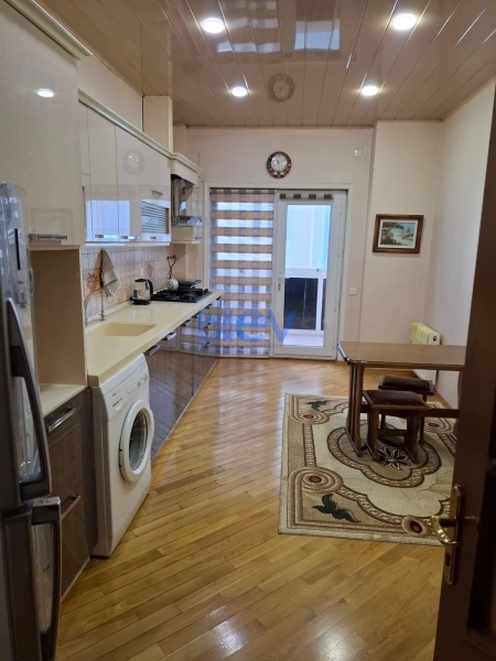 Aylıq Kirayə 3 otaqlı Yeni Tikili bina evi  130m², Bakı