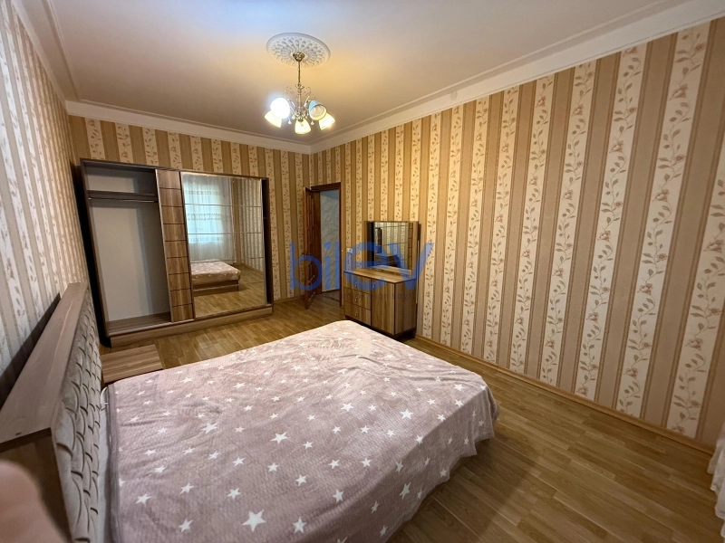 Aylıq Kirayə 5 otaqlı Köhnə Tikili bina evi  138m², Bakı