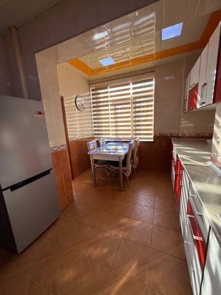 Aylıq Kirayə 5 otaqlı Köhnə Tikili bina evi  138m², Bakı