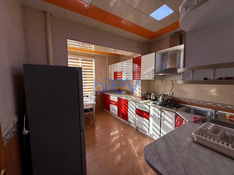 Aylıq Kirayə 5 otaqlı Köhnə Tikili bina evi  138m², Bakı