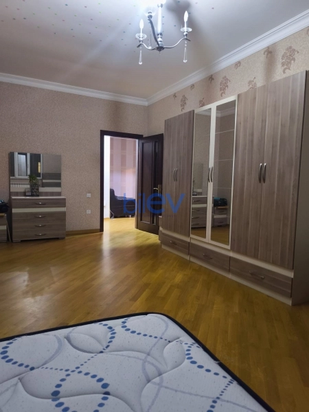 Aylıq Kirayə 3 otaqlı Yeni Tikili bina evi  132m², Bakı