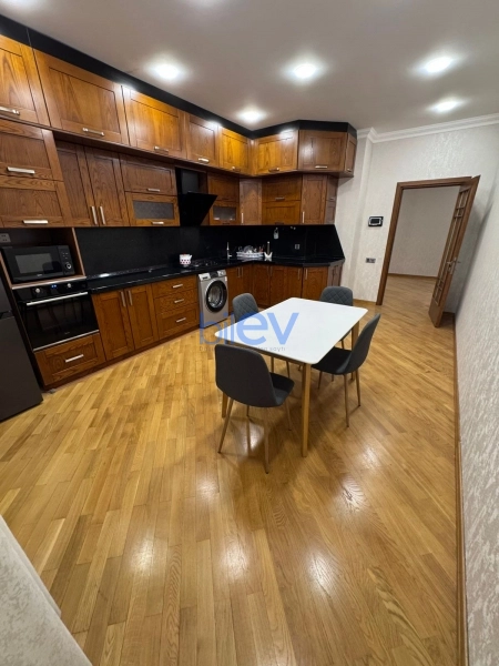 Aylıq Kirayə 3 otaqlı Yeni Tikili bina evi  140m², Bakı
