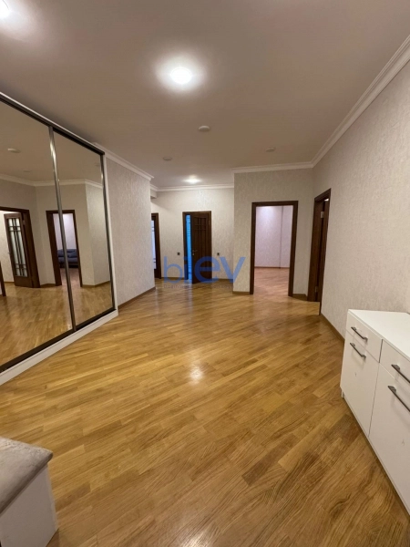 Aylıq Kirayə 3 otaqlı Yeni Tikili bina evi  140m², Bakı