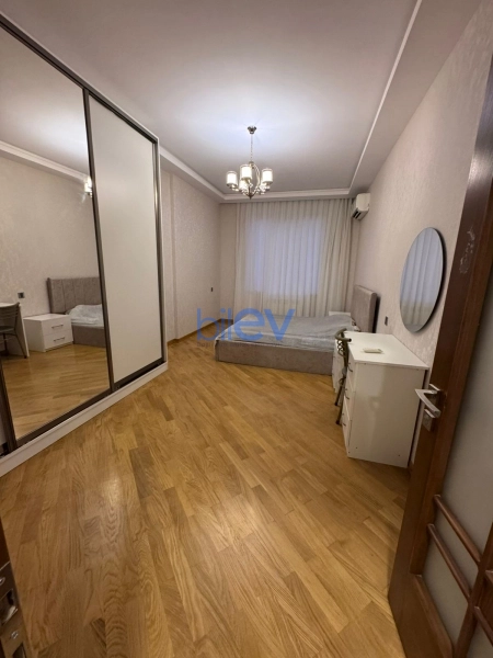 Aylıq Kirayə 3 otaqlı Yeni Tikili bina evi  140m², Bakı