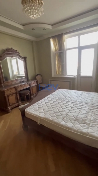 Aylıq Kirayə 3 otaqlı Yeni Tikili bina evi  135m², Bakı