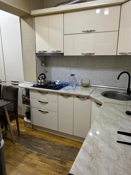Satış 2 otaqlı Köhnə Tikili bina evi  65m², Bakı