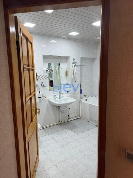 Satış 3 otaqlı Köhnə Tikili bina evi  98m², Bakı