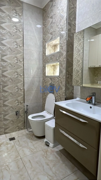 Aylıq Kirayə 4 otaqlı Yeni Tikili bina evi  230m², Bakı