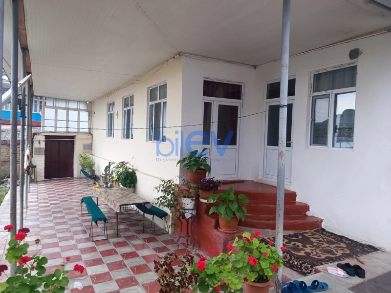 Aylıq Kirayə 12 otaqlı Həyət evi  200m², Şəki