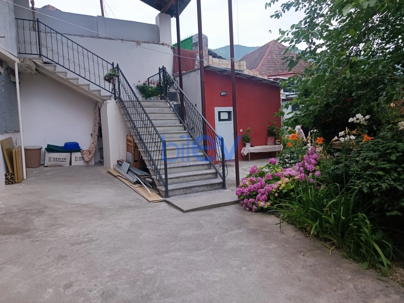 Aylıq Kirayə 12 otaqlı Həyət evi  200m², Şəki