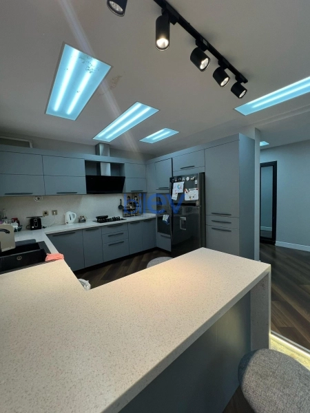 Satış 4 otaqlı Köhnə Tikili bina evi  250m², Bakı