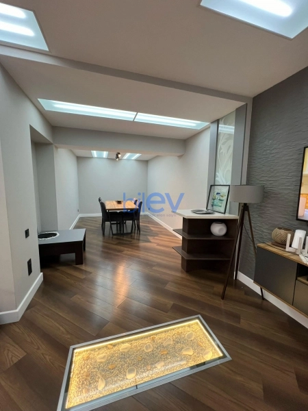 Satış 4 otaqlı Köhnə Tikili bina evi  250m², Bakı