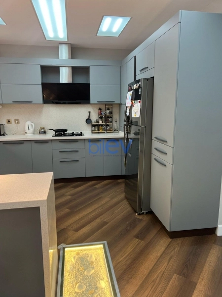 Satış 4 otaqlı Köhnə Tikili bina evi  250m², Bakı