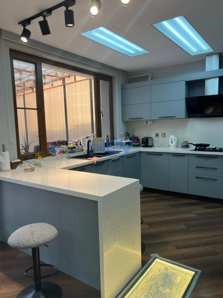 Satış 4 otaqlı Köhnə Tikili bina evi  250m², Bakı
