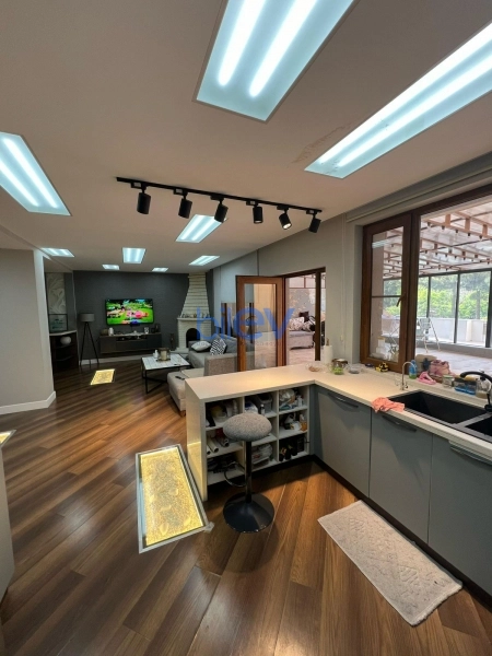 Satış 4 otaqlı Köhnə Tikili bina evi  250m², Bakı