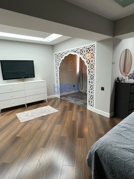 Satış 4 otaqlı Köhnə Tikili bina evi  250m², Bakı