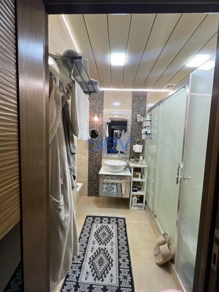 Satış 4 otaqlı Köhnə Tikili bina evi  250m², Bakı
