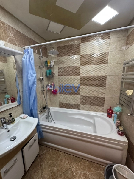 Satış 4 otaqlı Köhnə Tikili bina evi  100m², Bakı