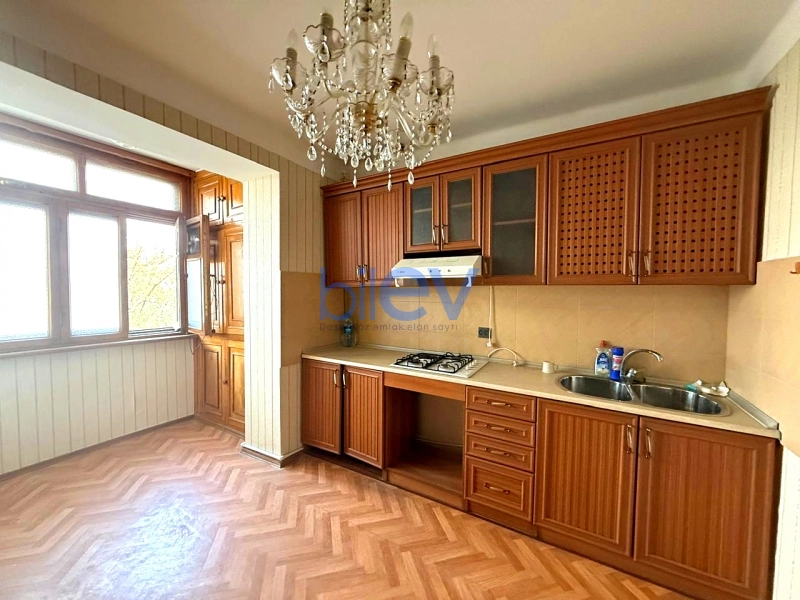 Satış 3 otaqlı Köhnə Tikili bina evi  70m², Bakı