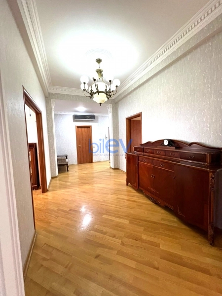 Aylıq Kirayə 4 otaqlı Yeni Tikili bina evi  180m², Bakı