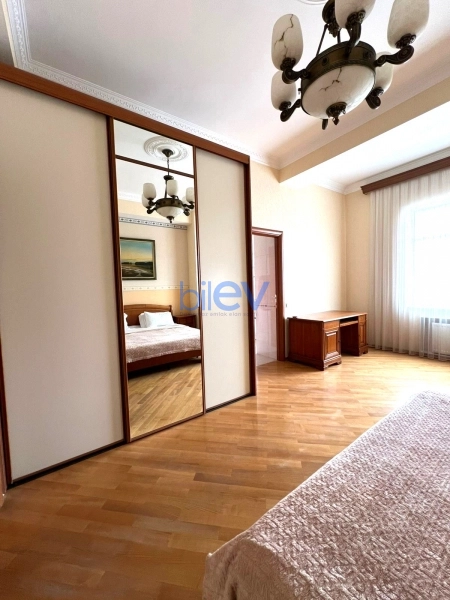 Aylıq Kirayə 4 otaqlı Yeni Tikili bina evi  180m², Bakı