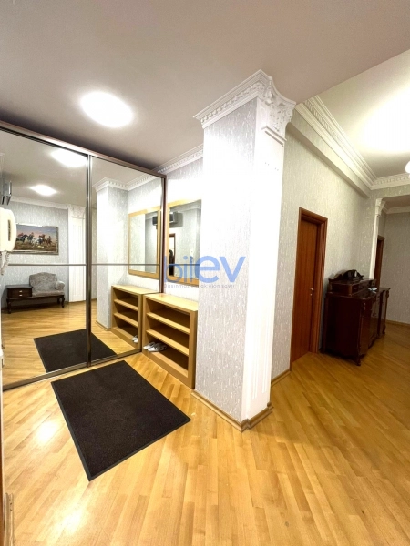Aylıq Kirayə 4 otaqlı Yeni Tikili bina evi  180m², Bakı