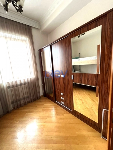 Aylıq Kirayə 4 otaqlı Yeni Tikili bina evi  180m², Bakı
