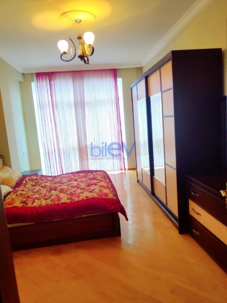 Aylıq Kirayə 3 otaqlı Yeni Tikili bina evi  130m², Bakı