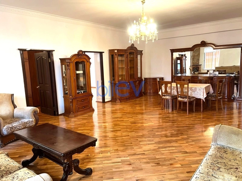 Aylıq Kirayə 8 otaqlı Həyət evi  572m², Bakı