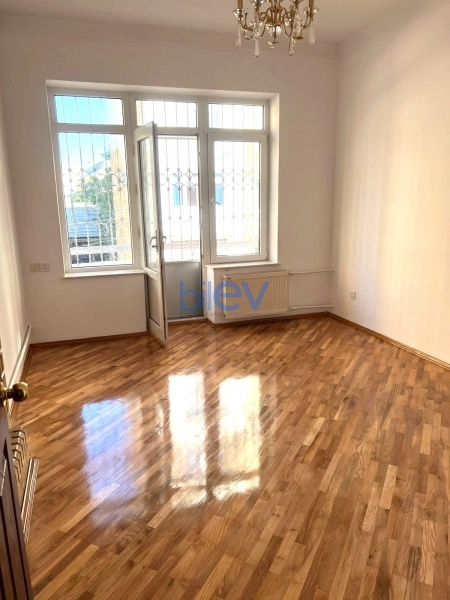 Aylıq Kirayə 8 otaqlı Həyət evi  572m², Bakı