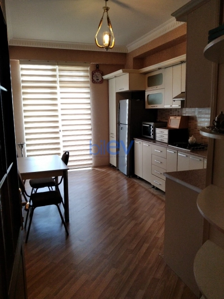 Aylıq Kirayə 3 otaqlı Yeni Tikili bina evi  130m², Bakı