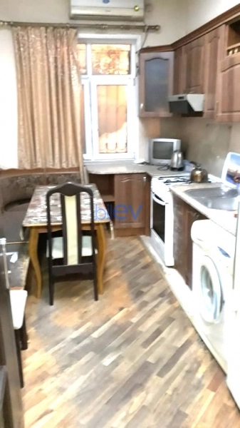 Aylıq Kirayə 3 otaqlı Köhnə Tikili bina evi  110m², Bakı