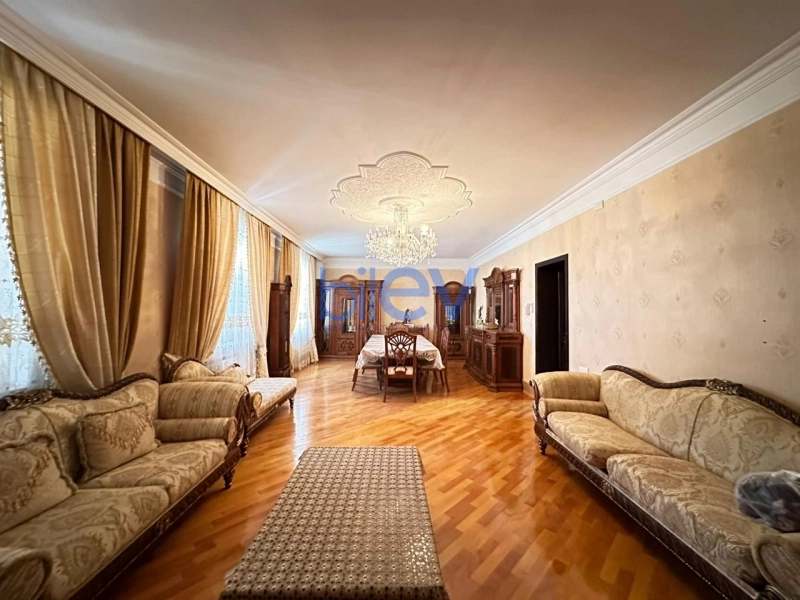Aylıq Kirayə 10 otaqlı Həyət evi  450m², Bakı