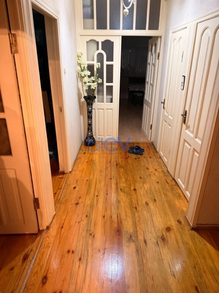 Aylıq Kirayə 3 otaqlı Köhnə Tikili bina evi  80m², Bakı