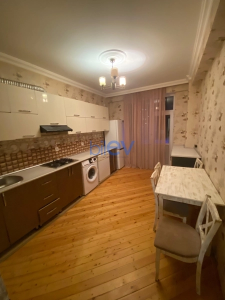Aylıq Kirayə 3 otaqlı Yeni Tikili bina evi  120m², Bakı