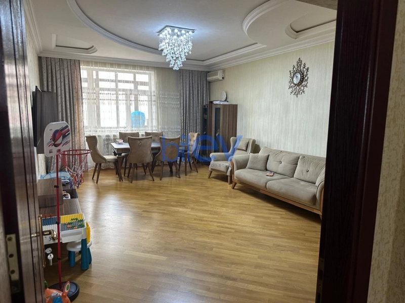 Aylıq Kirayə 3 otaqlı Yeni Tikili bina evi  134m², Bakı
