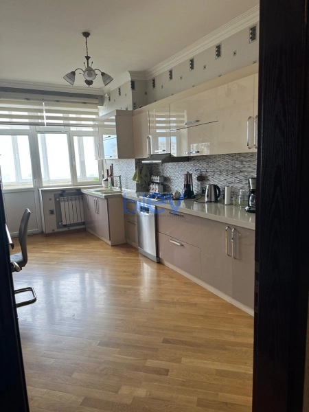 Aylıq Kirayə 3 otaqlı Yeni Tikili bina evi  134m², Bakı