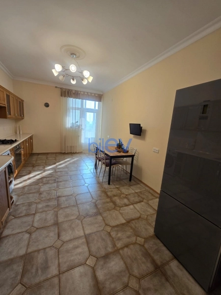 Aylıq Kirayə 3 otaqlı Yeni Tikili bina evi  125m², Bakı