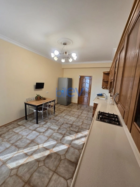 Aylıq Kirayə 3 otaqlı Yeni Tikili bina evi  125m², Bakı