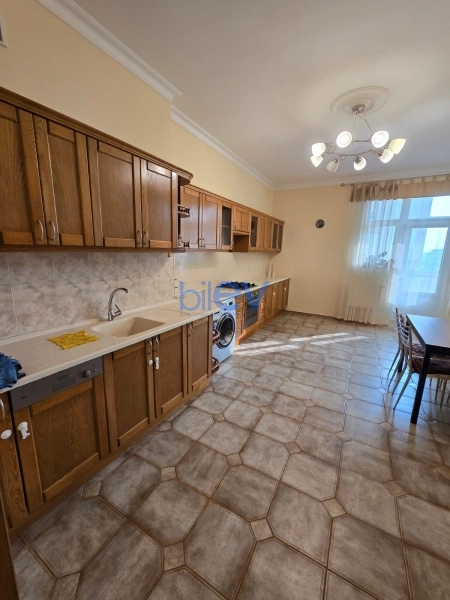 Aylıq Kirayə 3 otaqlı Yeni Tikili bina evi  125m², Bakı