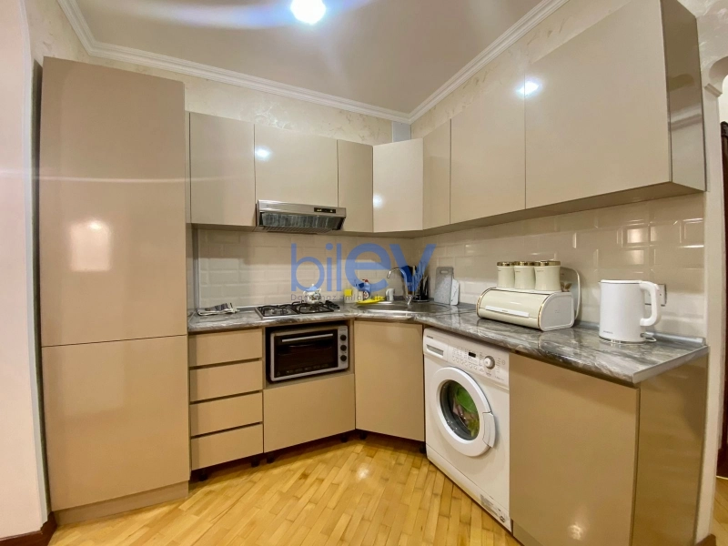 Aylıq Kirayə 4 otaqlı Köhnə Tikili bina evi  140m², Bakı