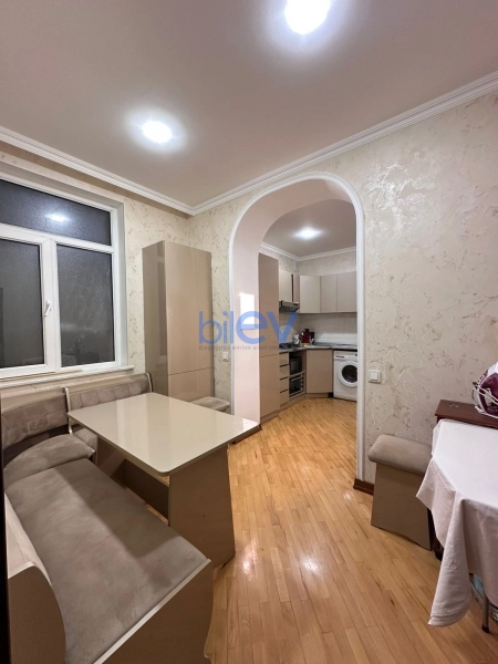 Aylıq Kirayə 4 otaqlı Köhnə Tikili bina evi  140m², Bakı