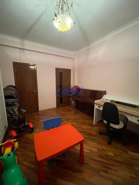 Aylıq Kirayə 4 otaqlı Yeni Tikili bina evi  170m², Bakı