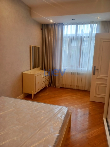 Aylıq Kirayə 3 otaqlı Yeni Tikili bina evi  82m², Bakı
