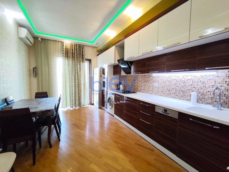 Aylıq Kirayə 3 otaqlı Yeni Tikili bina evi  150m², Bakı
