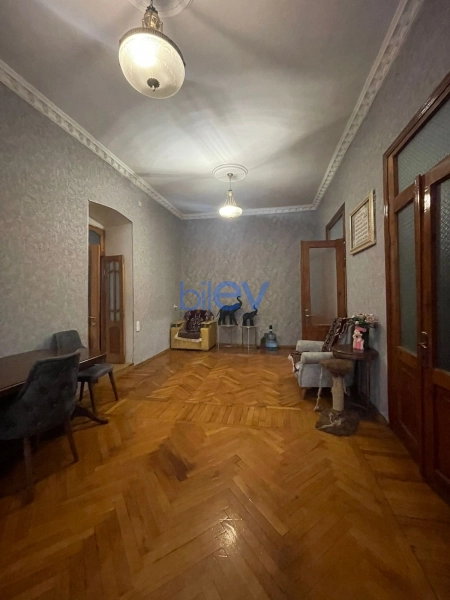 Satış 4 otaqlı Köhnə Tikili bina evi  126m², Bakı