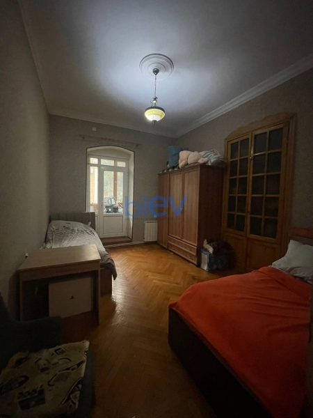 Satış 4 otaqlı Köhnə Tikili bina evi  126m², Bakı