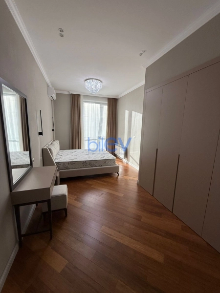 Aylıq Kirayə 4 otaqlı Yeni Tikili bina evi  200m², Bakı